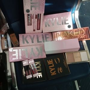 Selling Kylie Jenner eye palette eyeshadows an Urb